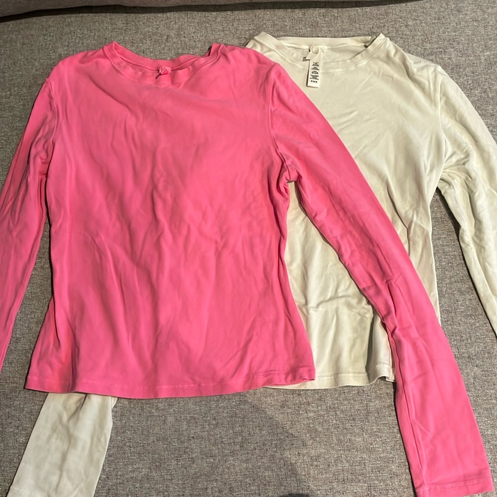 Skims 2 long sleeve shirts size medium
